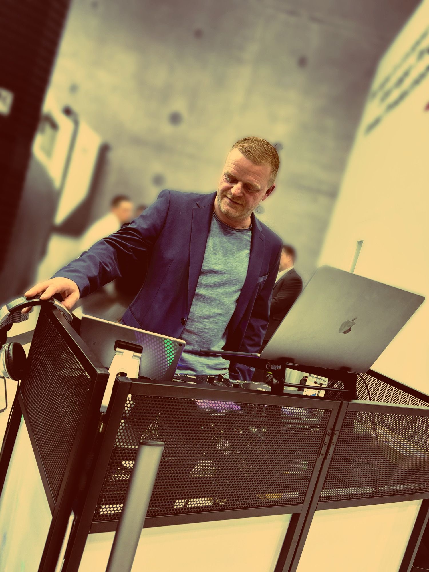 DJ Coachman beim auflegen auf der Messe München