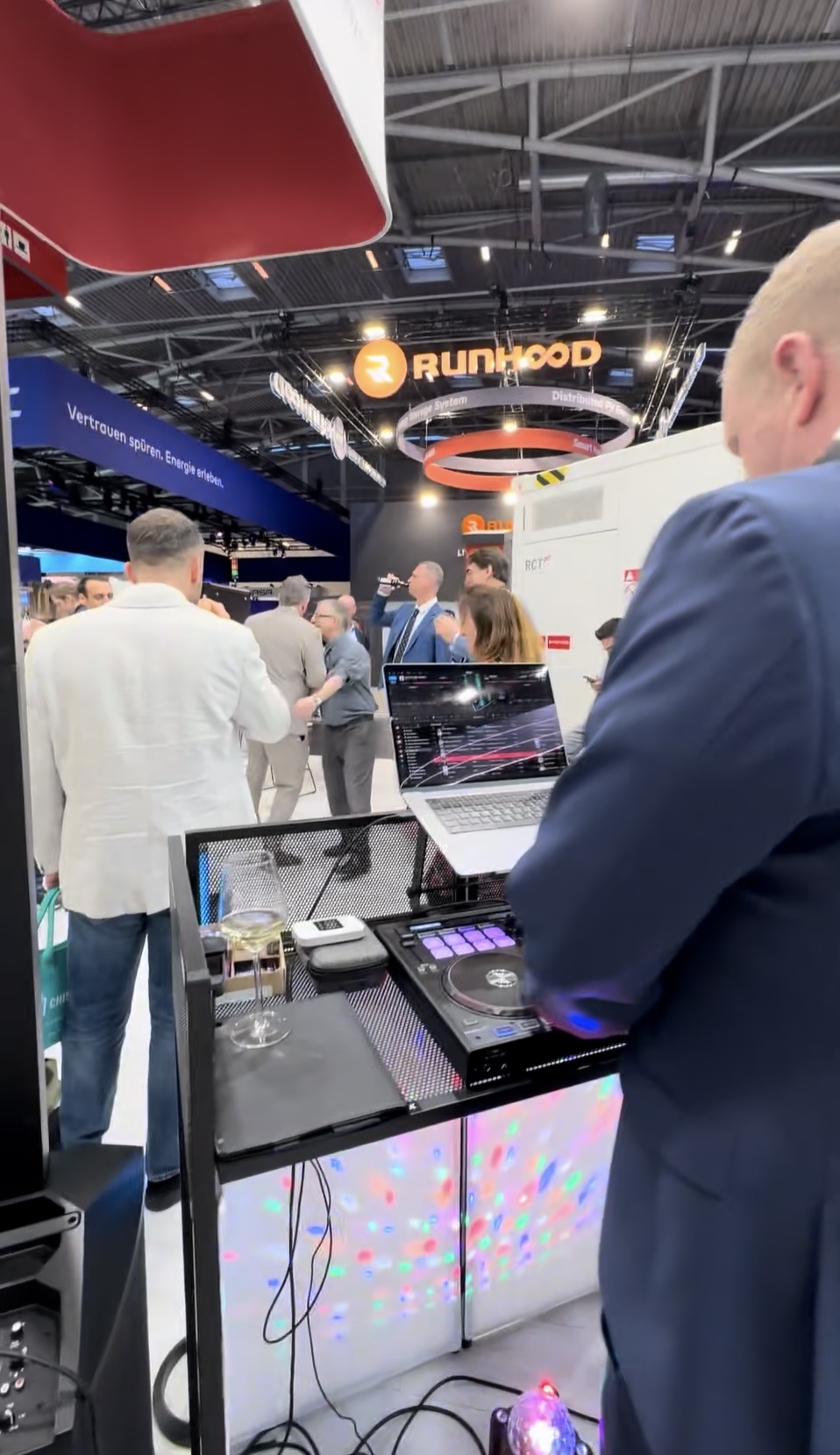 DJ Coachman sorgt als Live Act mit Saxophon für mehr Aufmerksamkeit am Messestand - Dynamisches Entertainment für Produktpräsentationen