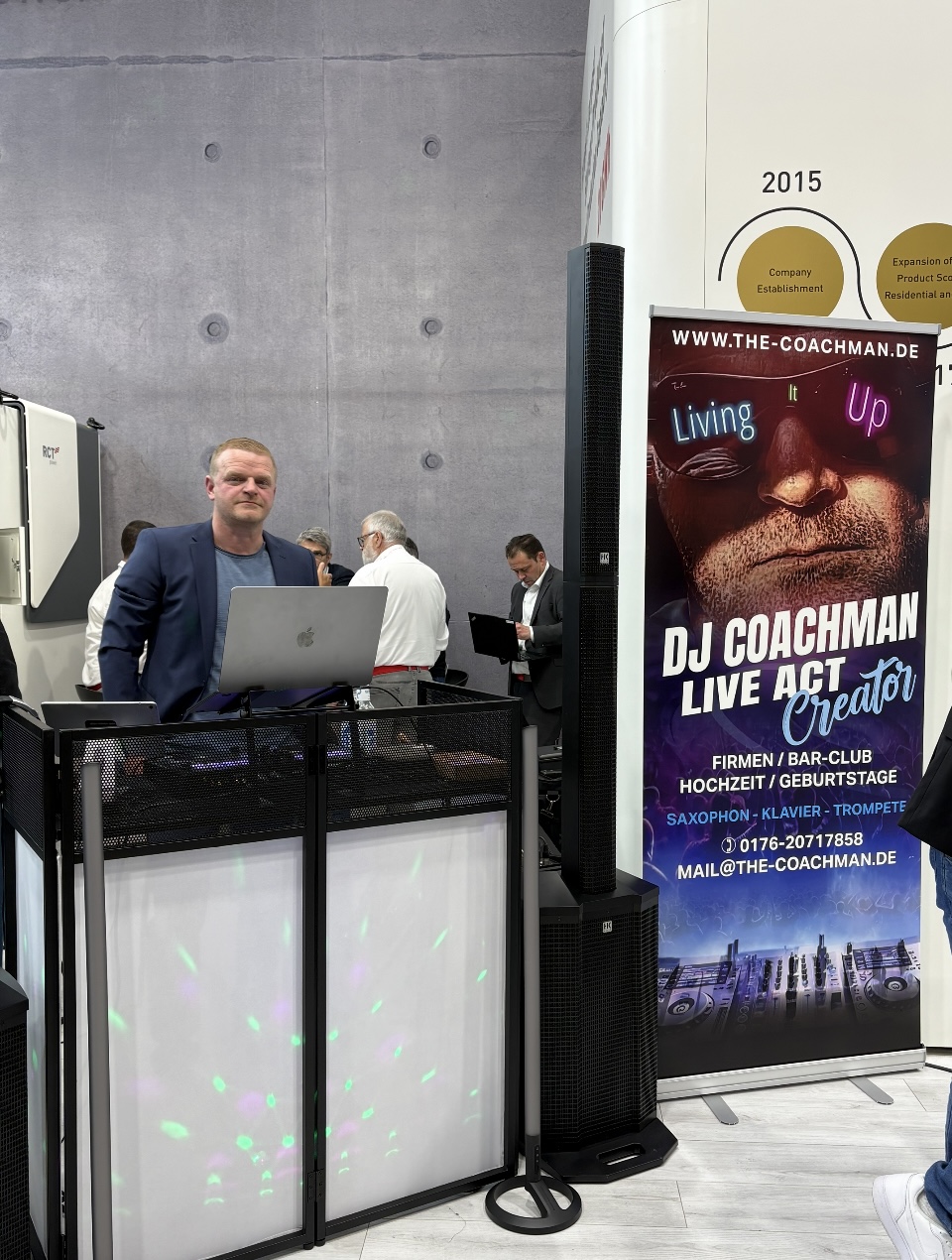 Professioneller Event-DJ Coachman am DJ-Pult für Corporate Events, Firmenfeiern und Messen in Augsburg und München
